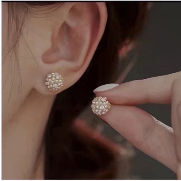 NWOT Anthropologie 14K Gold Plated Pearl Cluster Post Earrings - Picture 2 of 3